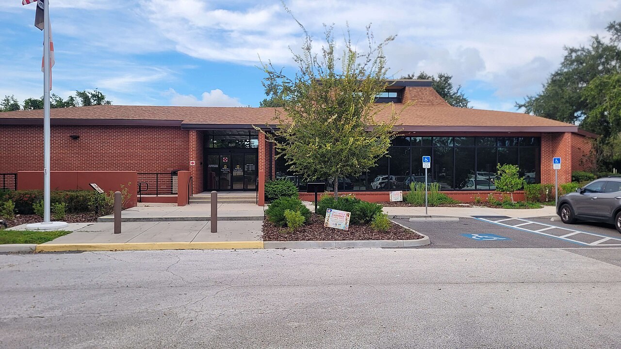 Holiday, FL — South Holiday Library. Photo Jimbocarnia, CC BY-SA 4.0.