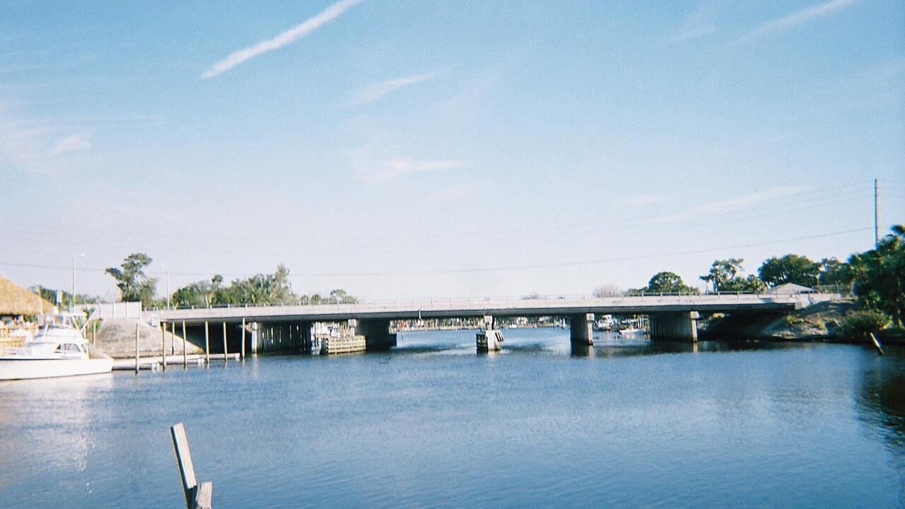 Port Richey, FL — US 19 bridge over the Cotee. Photo DanTD, CC BY-SA 3.0.
